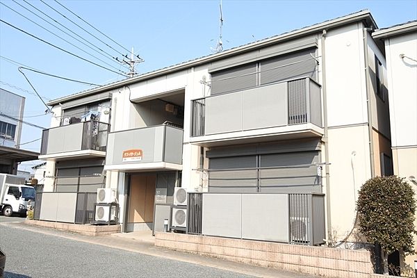 全室フローリング！！駐車場空きあり！人気の真中階段