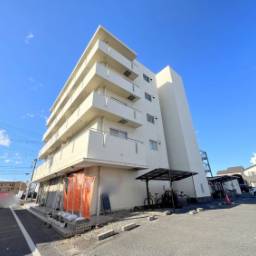 マンションいずみ 北坂戸最寄り。お店が複数集まるエリアです。