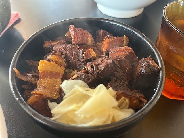 チャーシュー丼もぜし!2㎝角のチャーシューがゴロゴロ入ってるで!ガリが箸休めにいいったいッ!(^^♪
