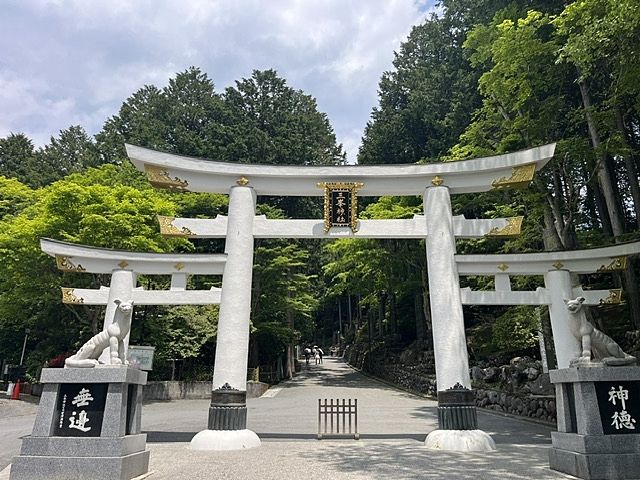 珍しい三ツ鳥居!狛犬じゃなくて狼だで(^^♪
