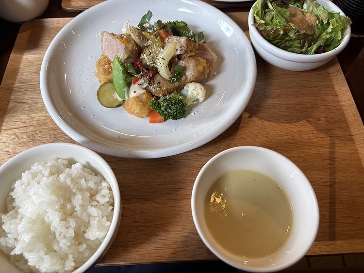 久々のキッチュ食堂へ(`･ω･´)b
