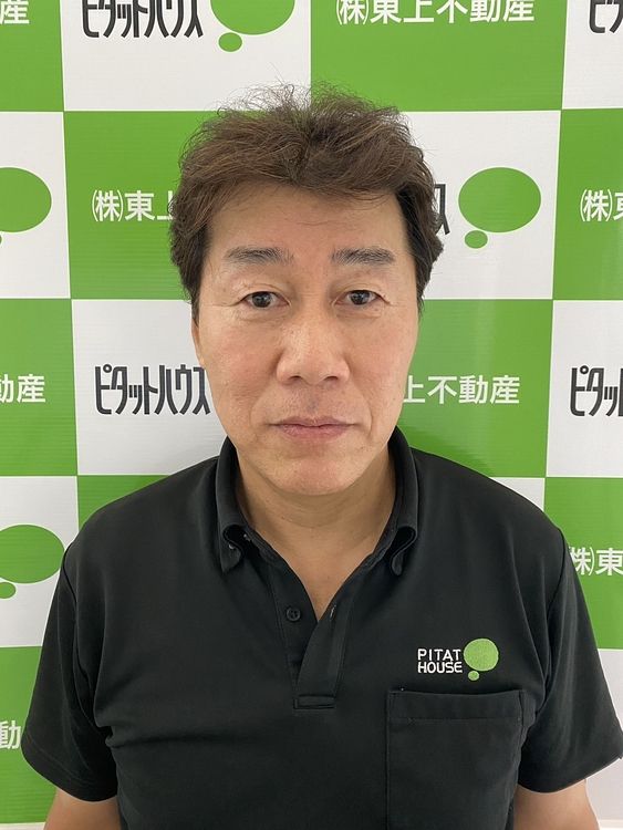 平成8年の入社以来、約600組2400名のお客様の不動産売買をお手伝い致しました。
お気軽になんでもご質問ご相談ください。
ご相談は一切無料です！
物件説明はネガティブ情報も含めお客様の一生の買物の決断に際してお客様が最善のご判断がいただけるよう特に心がけています。お客様と初めてお会いしたとき私が最も重視しているのは1秒でも早くお客様がリラックスして打ち解けて何でもお話していただき、気になることは何でも質問していただけるような関係性を築ける空気を作ることです。お客様は自分の兄弟、親族、親友だと思い、身近な人が不動産売買をする場面をイメージし時にはその背中を押し、時には立止まってもう一度考えるよう促すなど将来に渡り計画に無理がないかお客様と一緒に悩み考え、お客様の最善の判断のお手伝いを心がけています。
